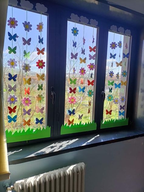 Classroom Window Ideas, Classroom Window, Preschool Rooms, Kindergarten Classroom Decor, Window Drawing, Class Decoration, Window Room, Classroom Door, Baby Bedroom