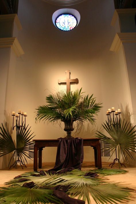 Beautiful palm branches display at the Montecito Covenant: April 2011 Palm Sunday Decorations, Sanctuary Decor, Palm Sunday Crafts, Communion Table, Church Christmas Decorations, Church Altar Decorations, Church Altar, Altar Design, Altar Arrangement