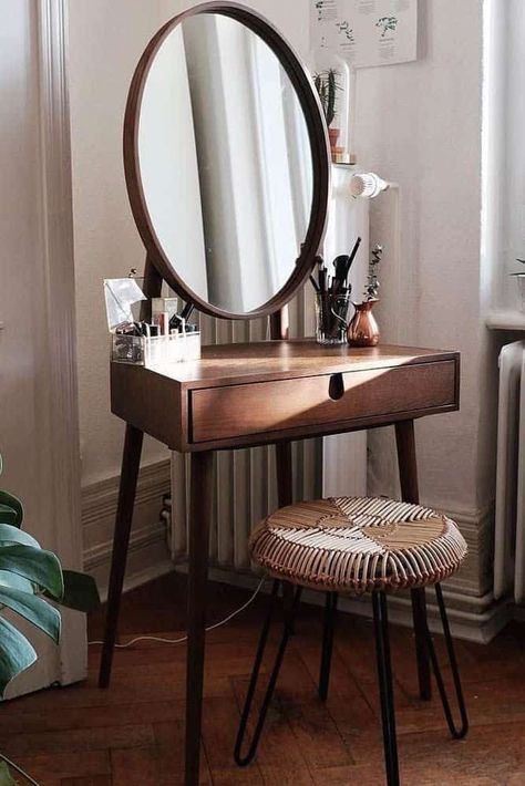 Rustic Makeup Vanity, Makeup Vanities, Popular Makeup, Makeup Table Vanity, Diy Vanity, Vanity Design, Table Designs, Bedroom Vanity, Awesome Bedrooms