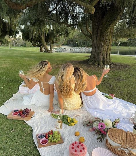 Girly Picnic Aesthetic, Picnic Photoshoot Ideas Friends, Girls Picnic Aesthetic, Girl Picnic Aesthetic, Picnic Photoshoot Friends, Picnic With Bestie, Pastel Photoshoot, Picnic Photo Ideas, Picnic Aesthetic Friends