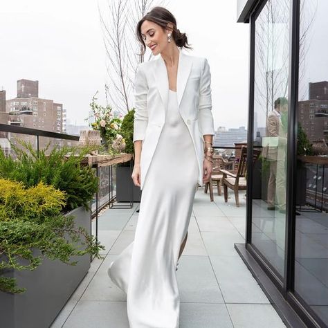 a classic slip wedding dress paired with a matching blazer and with statement earrings for a modern and simple bridal look White Silk Slip Dress, Vintage Chanel Dress, Reem Acra Wedding Dress, Blazer Wedding, Slip Wedding Dress, Casual Chique, Casual Wedding Dress, Silk Slip Dress, Casual Wedding