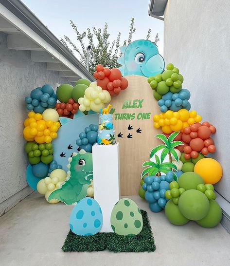 Create a Dinosaur birthday party to remember with fun ideas for invites, decor, cakes, and games! Discover tips for a roaring good time! Dinosaur Birthday Party Diy, Canopy Birthday, 1 Birthday Ideas, Dinosaur Birthday Party Ideas, Birthday Party Decoration Ideas, Birthday Party Diy, Party Decoration Ideas, 1 Birthday, Diy Birthday Party