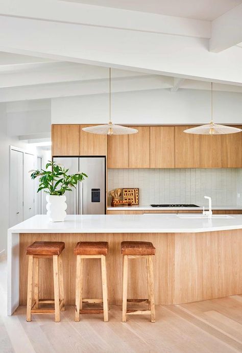 A Victorian couple got the modern mid-century look they were after by adding a little Scandinavian style to their beach home. Japandi Kitchen Design, Japandi Kitchen, Modern Kitchen Remodel, Victorian Couple, Japandi Interior, Mid Century Modern Kitchen, Classic Kitchen, Modern Beach House, Patio Interior