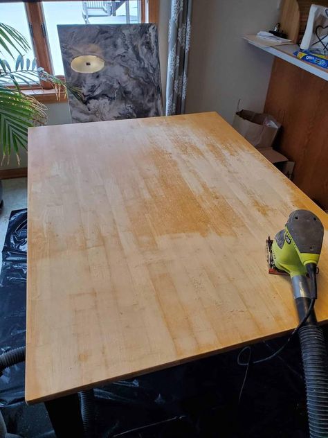 How to update a kitchen table using epoxy resin - Two Hands DIY Family With 3 Kids, Epoxy Resin Countertop, Stone Coat Countertop, Countertop Epoxy, Diy Counter, Epoxy Dining Table, Diy Kitchen Table, Resin Table Top, Resin Countertops