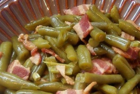 This is a nice side dish to any German entree, especially pork. It can be made in the crock pot, or on the stovetop. Texas Roadhouse Green Beans, فاصوليا خضراء, Green Beans Side Dish, Green Beans With Bacon, Gooseberry Patch, Freeze Greens, Frozen Green Beans, Bbq Seasoning, Cooking For A Crowd