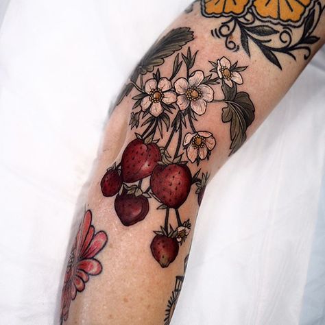 Strawberry Tattoo, Neotraditional Tattoo, Tattoo Trend, Botanical Tattoo, Tattoo Arm, Knee Tattoo, Great Tattoos, Black Mamba, Skin Art