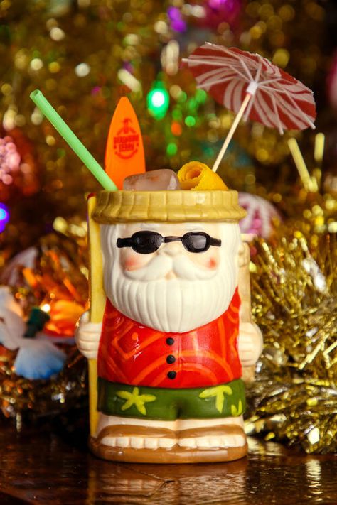 The signature Sippin’ Santa cocktail and mug. (SippinSantaPopUp.com) Tiki Christmas Party, Tiki Christmas Decorations, Mele Kalikimaka Party, Happy Huladays, Tiki Christmas, Tiki Pop, Hawaii Christmas, Pop Up Bar, Holiday Pops