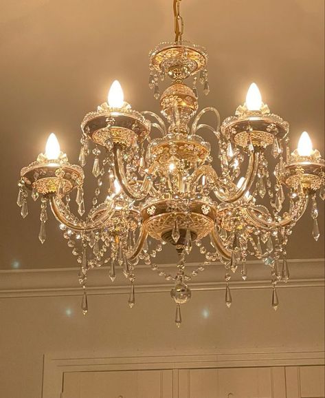 Pretty Chandeliers Aesthetic, Chandelier Vintage Victorian, Jhumar For Hall, Pink Chandelier Aesthetic, Vintage Chandelier Aesthetic, Jhumar Design For Hall, Chandelier Aesthetic Bedroom, Royal Chandelier Aesthetic, Pretty Light Fixtures