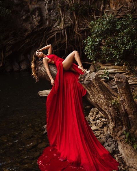 Flowy Dress Photography, Dress Photoshoot Ideas, Glamour Photo Shoot, Flying Dress, Dress Photoshoot, Beautiful Photoshoot Ideas, Nature Photoshoot, Creative Photoshoot Ideas, Glam Photoshoot