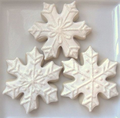 White Snowflakes | www.facebook.com/sugarsanctuary | Beka | Flickr Snowflake Christmas Cookies, Snowflake Sugar Cookies, Snowflake Sugar, Christmas Sugar Cookies Decorated, Christmas Snowflakes Decorations, Iced Sugar Cookies, Snowflake Cookies, Winter Cookie, Cookies Christmas