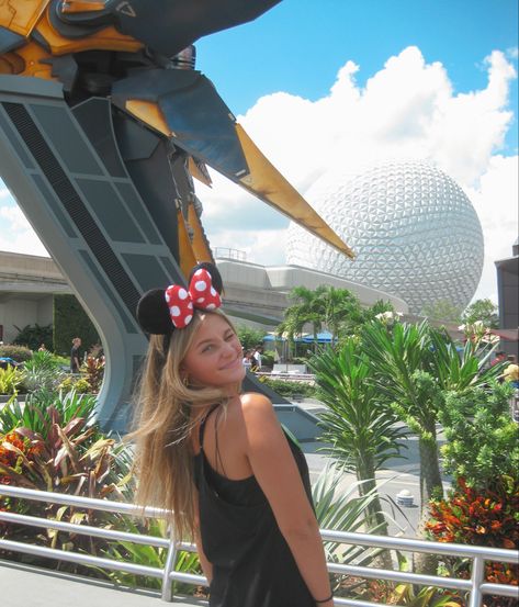 Disney Pictures Epcot, Disney Vacation Pictures, Disney Inspired Pictures, Disney Picture Inspiration, Universal Aesthetic Pictures, Epcot Instagram Pictures, Pictures To Take At Disney World, Disneyworld Picture Ideas, Cute Disney Picture Ideas