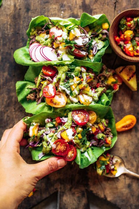 Crowd pleaser dinner: whole30 lettuce tacos with mango salsa! Swap the tortilla for a healthy crisp lettuce leaf and you have yourself a drool-worthy dinner, complete with mango avocado lime salsa. An easy paleo meal for family dinners, meal prep, or on-the-go! Easy whole30 recipes. Easy whole30 trader joes dinner. Easy whole30 dinner meal planning. Easy paleo tacos. Healthy Crisp, Dinner Tacos, Salad Coleslaw, Paleo Tacos, Tacos With Mango Salsa, Pasti Fit, Healthy Crisps, Lettuce Tacos, Whole30 Dinner