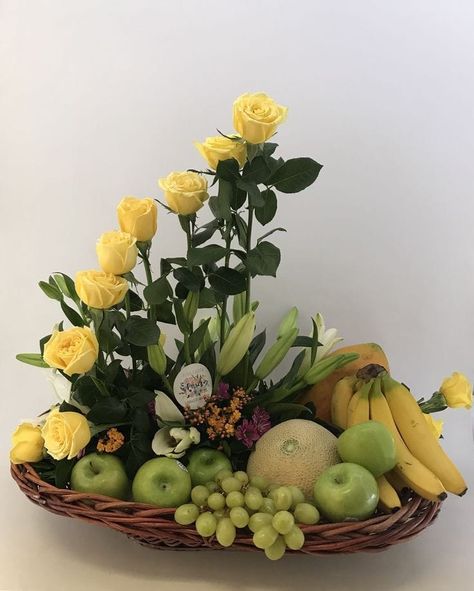 Fruit Basket Diy Gift, Fruit Flower Basket, Fruit Bouquet Ideas, Glass Decor Ideas, Wrap Flowers, Basket Flower Arrangements, Fruit Basket Gift, Bridal Gift Wrapping Ideas, Food Hampers