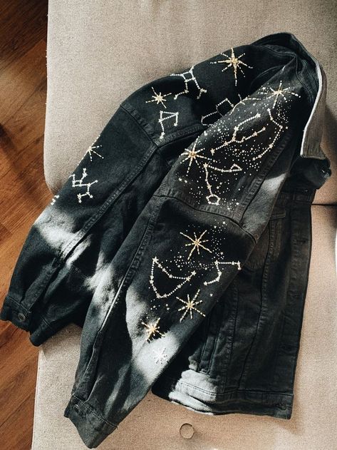 Detail Couture, Modest Prom, Diy Vetement, Dresses Modest, Painted Denim, 자수 디자인, Painted Clothes, Jeans Diy, Dresses 2020