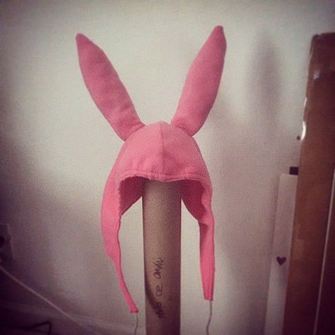 Free pattern of Louise Belcher's bunny ears. Will be trying to make this for my lil' sister... Bunny Hat Diy, Louise Bunny Ears, Bunny Hat Pattern, Diy Bunny Ears, Bunny Ears Hat, Louise Belcher, Bobs Burger, Hat Sewing, Sewing School