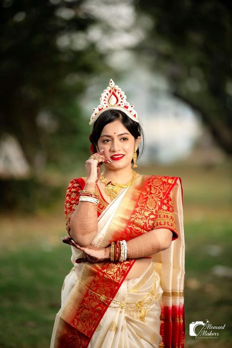 Traditional Shoot Ideas, Bengali Groom, Bengali Bride Reception Look, Sister Marriage, Haldi Pose, Haldi Shoot, Haldi Poses For Bride, Haldi Poses, Bride Images