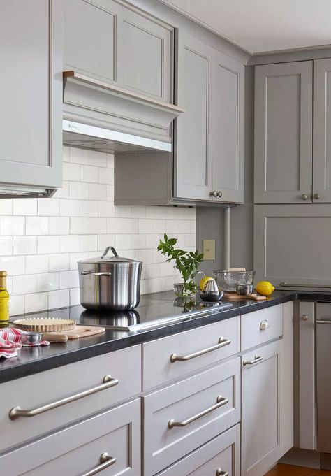 Light Grey Kitchen Cabinets, Gray Kitchen Cabinets, Light Grey Kitchens, Gray Counter, Beautiful Kitchen Cabinets, Painted Kitchen Cabinets Colors, Kabinet Dapur, Backsplash Kitchen, Timeless Kitchen