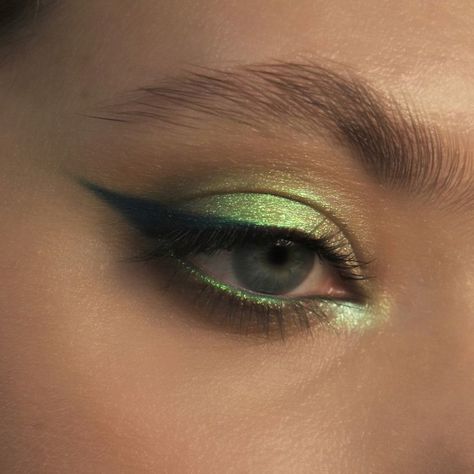 Green Alien Eye Makeup, Green Fairy Makeup Halloween, Forest Eye Makeup, Tinkerbell Eye Makeup, Green Fairy Eye Makeup, Tinker Bell Makeup Looks, Tinkerbell Costume Makeup, Alien Makeup Looks Easy, Tinker Bell Makeup Halloween