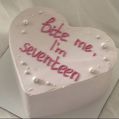 17tg Birthday Cake, Cute 17th Birthday Ideas, 17 Aesthetic Birthday, Cute 17th Birthday Cake, 17 Bday Aesthetic, Birthday Aesthetic 17, 17tg Birthday Ideas, 17th Bday Ideas, Birthday Cakes 17