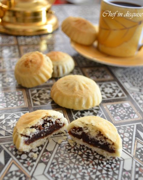 Cookies With Dates, Maamoul Recipe, Arabisk Mad, Middle Eastern Sweets, Arabic Sweets Recipes, Lebanese Desserts, Arabic Desserts, حلويات عربية, Resepi Biskut