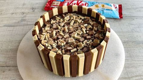 White and Milk Chocolate KItKat Cheesecake 😍 | No-Bake Milk & White Chocolate KItKat Cheesecake 😍 here's a throw back Thursday, you already know I love the KitKat cheesecakes, so here we are, the... | By Fitwaffle Kitkat Cheesecake, Kit Kat Cheesecake, Cheesecake Birthday, 3 Ingredient Cheesecake, Kitkat Cake, Kit Kat Cake, White Chocolate Cheesecake, Cake Kit, Bbc Food