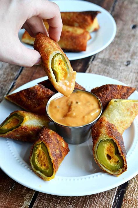 Pickle Poppers, Dill Pickle Recipe, Chipotle Mayo, Interesting Recipes, Fried Pickles, Football Food, Finger Food Appetizers, Snacks Für Party, Pickling Recipes