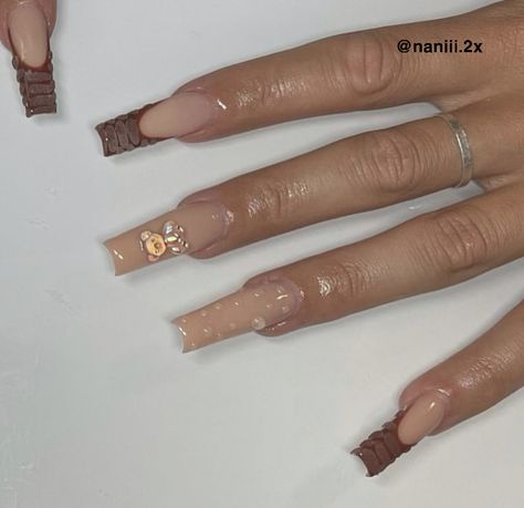 Brown Teddy Bear Nails Acrylic, Teddy Bear Baby Shower Nails, Gender Reveal Nails Neutral, Gender Reveal Ideas Brown, Neutral Gender Reveal Nails, Brown Kawaii Nails, Teddy Bear Acrylic Nails, Bear Themed Nails, Brown Cute Nails