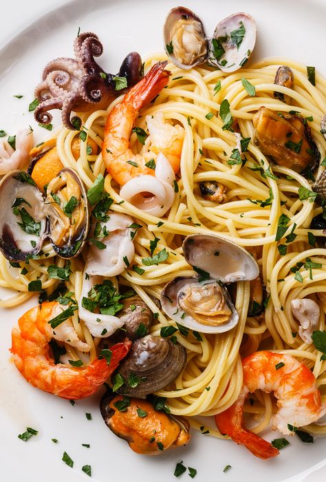 Italian seafood spaghetti Italian Seafood Pasta, Seafood Spaghetti, Italian Seafood, Seafood Pasta Recipes, Cooking Seafood, Salad Recipes For Dinner, Seafood Pasta, Spaghetti Pasta, Shrimp Pasta