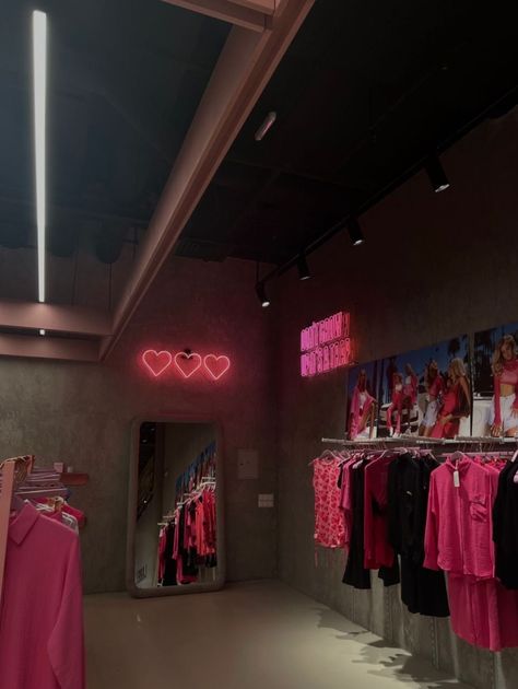 Pink Store Aesthetic, Pink Clothing Store, Clothing Store Aesthetic, Vintage Store Ideas, Pictures Of Models, Fashion Store Design, Store Aesthetic, Retail Store Interior Design, Clothing Store Interior