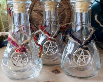 Witchy Bottles, Witch Bottle, Witches Jar, Spell Bottles, Witchcraft Herbs, Wiccan Crafts, Witch Bottles, Pagan Crafts, Witch Cottage