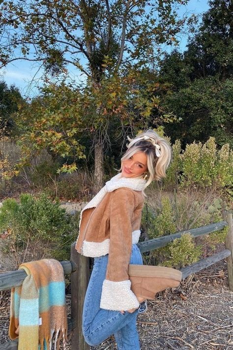 who doesn't love a shearling jacket and giant scarf for fall? this is the perfect pumpkin patch outfit or fall date night outfit. I'm wearing @lulus, if you use my code DELANEY20 you can get $ off! tap to shop this cute casual fall outfit! Natalie Cuevas, Montana Winter Outfits, Fall Outfits Uggs, Chicago Fits, Thrift List, Snow Outfits, Uggs Outfits, Fam Pics, Stile Blair Waldorf