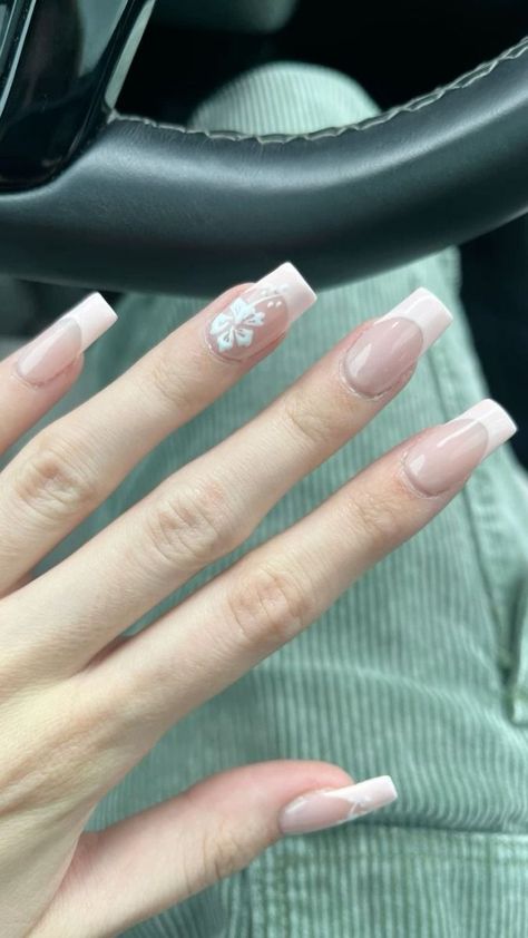 Flowers With French Nails, Cute Nails Square French Tip, Pink Nail With French Tip, Square Nails With Flower Design, Light Pink French Tips With Flowers, Short Nail With Flowers, French Tip With Flowers Square, Light Pink French Tip Square, Light Pink French Tips Square