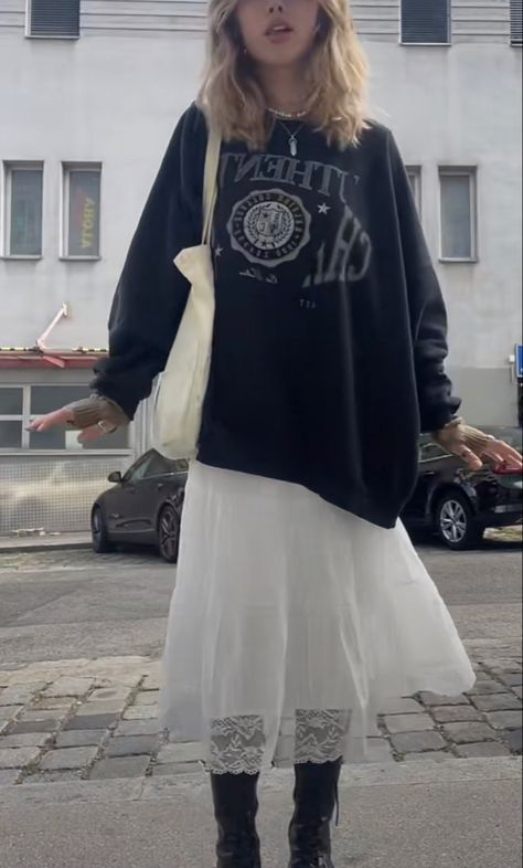 Sweatshirt Maxi Skirt, Long Skirt Sweatshirt Outfit, Jumper And Long Skirt Outfit, Long Skirt And Jumper, Oversized Skirts Outfit, Hoodie With Long Skirt, Long Velvet Skirt Outfit, Long Skirt And Tshirt Outfits, Skirt And Jumper Outfit