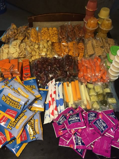 Hockey Game Night Snacks, Baseball Field Snacks, Best Snacks For Track Meets, Snacks For Baseball Tournaments, Track Snacks Ideas, Ball Park Snacks, Grab And Go Food Ideas, Volleyball Tournament Snacks, Grab And Go Snacks For Kids