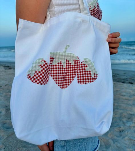 Strawberry tote and tank collection out now :) check out the link in bio for more! 🍓 Thank you SO much @brinley.haugh for taking these photos!! ♥️🤍♥️ - - - - - - - - - - #etsy #etsyshop #strawberry #strawberries #totebag #totebags #tanktops #croppedtank #custom #handsewn #patchwork #patchworkletters #northtopsail #wilmington #surfcity #topsailisland #topsailbeach #topsail #topsailislandnc #wilmingtonnc #strawberrytote #strawberrycollection #collection #custom #custommade #customized #handmad... Tote Bag Patches Ideas, Tote Bag Craft Ideas, Sewing Patchwork Ideas, Applique Tote Bag, Sewn Gifts For Women Handmade, Homemade Christmas Gifts Sewing, Easy Sewn Gifts, Gifts You Can Sew, Decorating Tote Bags