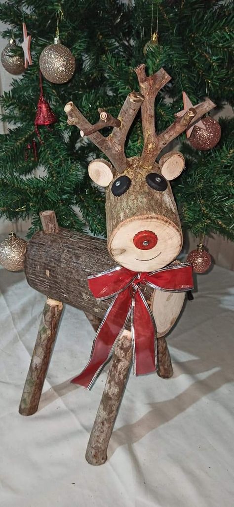 Diy Log Projects Ideas, Christmas Wooden Reindeer, How To Make A Reindeer Out Of Wood, Wood Log Reindeer Diy, Diy Log Reindeer, Reindeer Made From Logs, Diy Wood Reindeer Outdoor Christmas, Reindeer Made Out Of Logs, Wood Log Reindeer