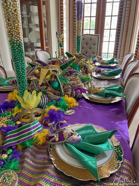 30 Ways to Create a Festive Fat Tuesday Mardi Gras Table Louisiana Food Recipes, Mardi Gras Tablescape, Mardi Gras Dinner Party, Mardi Gras Gala, Clubhouse Party Ideas, Mardi Gras Dinner, Colorful Tablescapes, Mardi Grad, Fat Tuesday Party