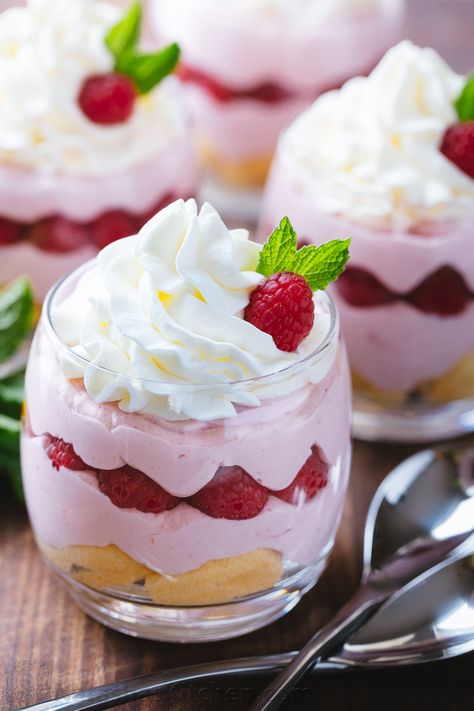 Raspberry Mousse Cups - an easy and impressive dessert and always a hit at parties! The sweet/tart raspberry mousse is bursting with fresh raspberry flavor. Raspberry Mousse Cups, Dessert Raspberry, Mousse Cups, Charlotte Cake, Dessert Mini, Raspberry Desserts, Trifle Dish, Cheesecake Mousse, Raspberry Mousse