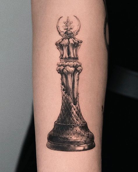 Knight Chess Piece Tattoo, Chess Knight Tattoo, Chess King Tattoo, Queen Chess Piece Drawing, Tuff Tattoos, Chess Tattoo Design, King Chess Piece Tattoo, Tattoo Chess, Queen Chess Piece Tattoo