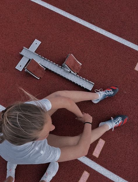 Student Athlete Aesthetic, Track And Field Aesthetic, Track Aesthetic, Track Workout Training, Workout Stretches, Post Run Stretches, Post Workout Stretches, Stretches For Runners, Athletics Track