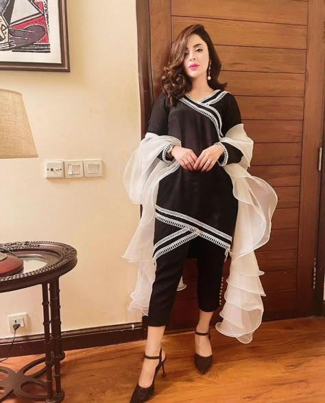 Black Dress Pakistani Style Simple, Black Suit Designs, Black Dress Design, Black And White Suit, Lace Suit, Lace Dress Design, Latest Dress Design, Stylish Short Dresses, Pakistani Fashion Party Wear