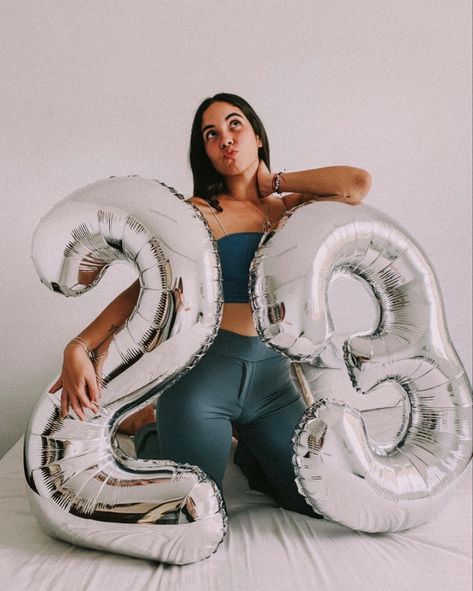 Number Balloons Photoshoot, 21st Birthday Picture Ideas, 21st Birthday Pictures, 30th Birthday Balloons, Number Balloons Birthday, Birthday Balloons Pictures, Libra Birthday, Balloon Pictures, 21st Birthday Photoshoot