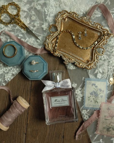 Taking a moment to appreciate the stunning bridal  details in this romantic flatlay perfection by @412xphotography! Sometimes it's the little things that make our hearts flutter.💖 Flatlay Wedding Details, Details Flatlay, Nostalgic Wedding, Ashley Nicole, Bridal Details, Wedding Flats, Victorian Wedding, Flat Lay Photography, Retro Wedding