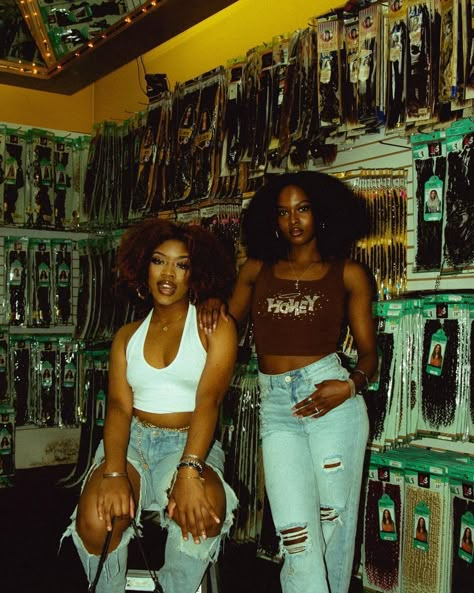 Black Women Culture Aesthetic, 90s Black Fashion Aesthetic, 90s Black Culture Fashion, Black In The 90s, 90 S Photoshoot, Black Women Doing Hair, Vintage Aesthetic Black Women, 90s Make Up Look Black Women, Black Culture Photography