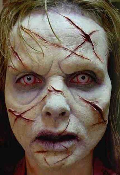 Exorcist - so effective! Beginning Makeup, Zombie Halloween Makeup, Make Up Diy, Spfx Makeup, Monster Makeup, Horror Make-up, Zombie Walk, Special Fx Makeup, Horror Makeup