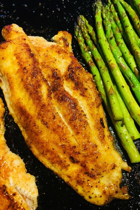 fish and asparagus on the griddle Baked Cajun Catfish, How To Cook Catfish, Cajun Catfish, Grilled Catfish, Outdoor Griddle Recipes, Griddle Cooking Recipes, Grilled Fish Recipes, Outdoor Cooking Recipes, Catfish Recipes