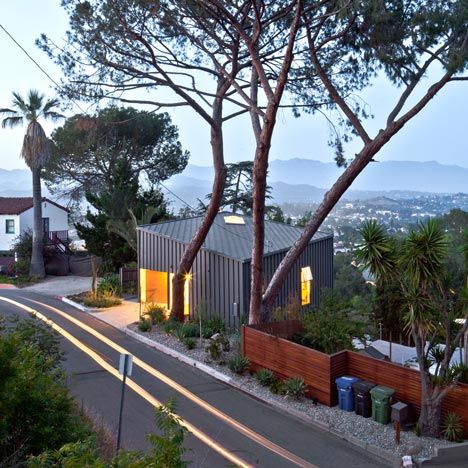 Tiny house in northeast Los Angeles by Anonymous Architects with only three rooms, lifted off the hillside on concrete pilotis. Small Hillside House, Hillside House, Compact House, Small Modern Home, Unique Houses, Los Angeles Homes, Big Houses, Small Home, Residential Architecture