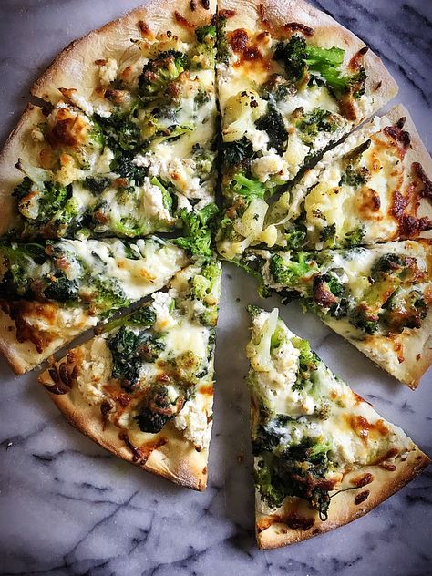 VEGGIE DELIGHT PIZZA [VEGETARIAN] — the honest spoon Food Polls, Pizza Vegetarian, Steamed Spinach, Pizza Ingredients, Veggie Delight, Vegetarian Pizza, Steamed Broccoli, Green Vegetables, Vegetarian Food