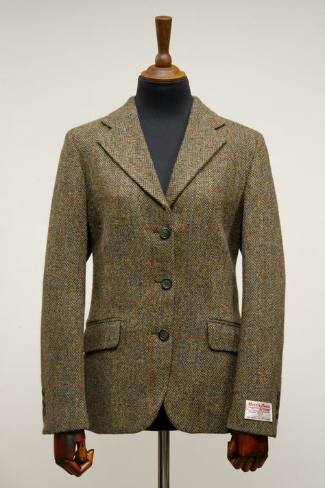 Harris Tweed Women, Tweed Fashion, Harris Tweed Jacket, Womens Tweed Jacket, Outer Hebrides, Brown Tweed, Fitted Jacket, Beautiful Suit, Harris Tweed