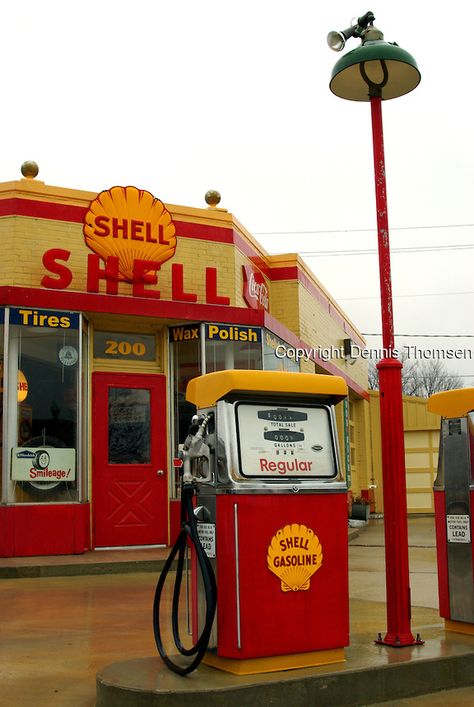 Old Shell Station 80s Gas Station, Full Service Gas Station, Shell Gas Station, Old Gas Pumps, Vintage Gas Pumps, Pompe A Essence, Gas Service, Fuel Truck, Tonka Truck